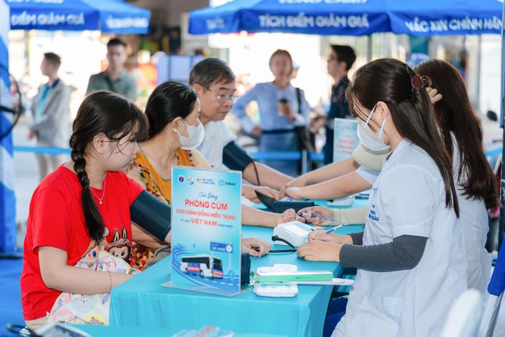 Long Châu và Abbott Việt Nam tặng 2.000 mũi vắc xin cúm miễn phí cho người dân miền Trung - Ảnh 3.