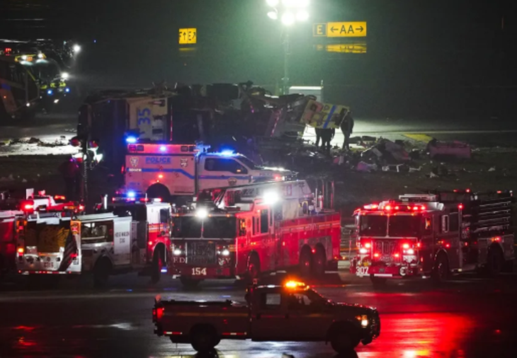 Máy bay chở khách va chạm xe cứu hỏa ở sân bay New York, 2 người chết, nhiều người bị thương - Ảnh 2. sân bay - Ảnh 2.
