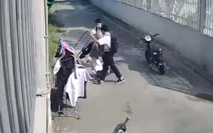 Bình trà đá 'xin mời dùng tự nhiên' giữa trưa nắng làm mát lòng người bán vé số, mua ve chai - Ảnh 5.