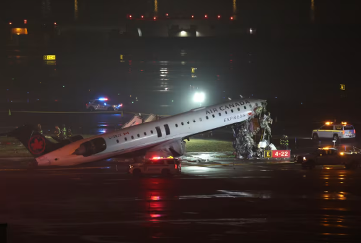 Máy bay chở khách va chạm xe cứu hỏa ở sân bay New York, 2 người chết, nhiều người bị thương - Ảnh 3. sân bay - Ảnh 3.