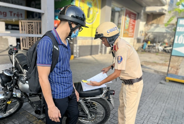 15 phút, Cảnh sát giao thông Hàng Xanh ghi nhận hơn 100 xe máy chạy trên vỉa hè đường Quang Trung - Ảnh 1.