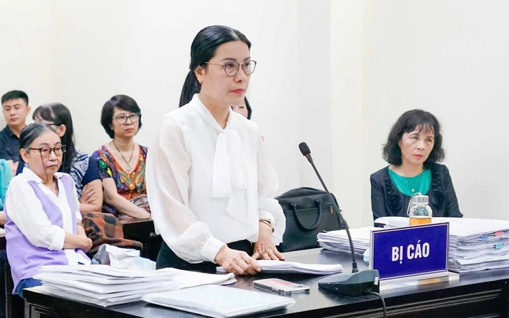 Bị cáo buộc lạm thu hơn 1 tỉ, cựu hiệu trưởng khóc khai 'dạy thêm vì học sinh không phải vì tiền' - Ảnh 4.