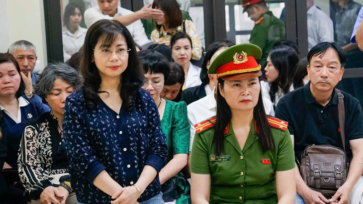 Cựu hiệu trưởng ở Hà Nội ra tòa vì lạm thu tiền dạy thêm từ 13 năm trước - Ảnh 3.