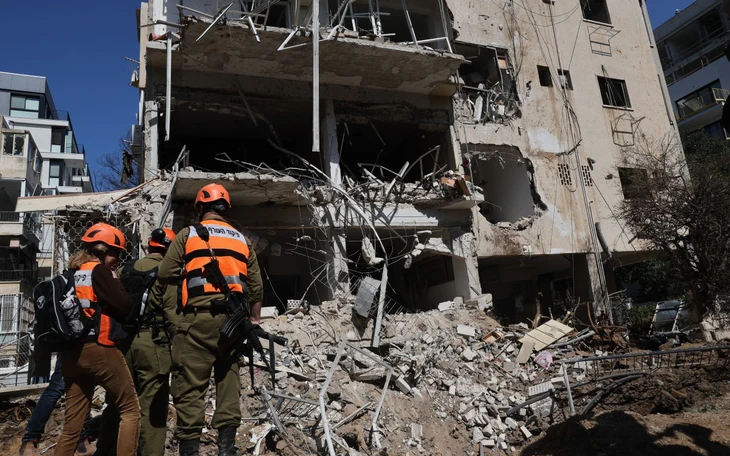 Trung Đông sáng 25-3: Ông Trump nói được Iran 'tặng quà'; Iran nã tên lửa liên tiếp vào Israel - Ảnh 2.