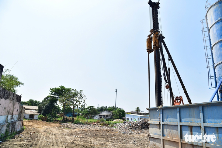 Người dân dự án Vành đai 2 TP.HCM tháo nhà, giao mặt bằng: Mong dự án nhanh đúng tiến độ - Ảnh 2.