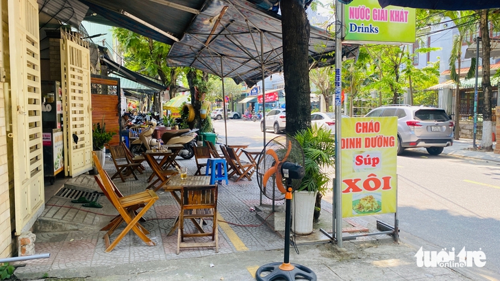 Vỉa hè Đà Nẵng trước giờ siết lệnh cấm buôn bán - Ảnh 6.