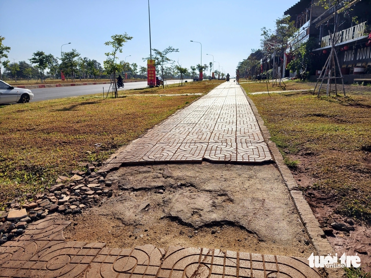 Vỉa hè đại lộ mới sử dụng hơn 2 năm đã nứt toác, xuống cấp - Ảnh 2.