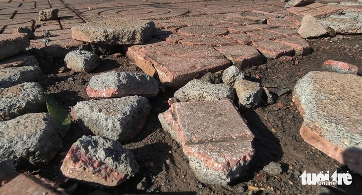 Vỉa hè đại lộ mới sử dụng hơn 2 năm đã nứt toác, xuống cấp - Ảnh 3.