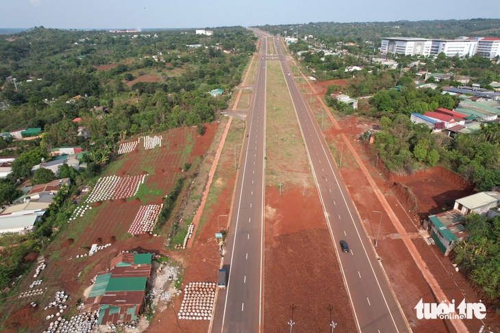 Vỉa hè đại lộ hơn 1.200 tỉ mới đưa vào sử dụng đã nứt toác, xuống cấp - Ảnh 4.