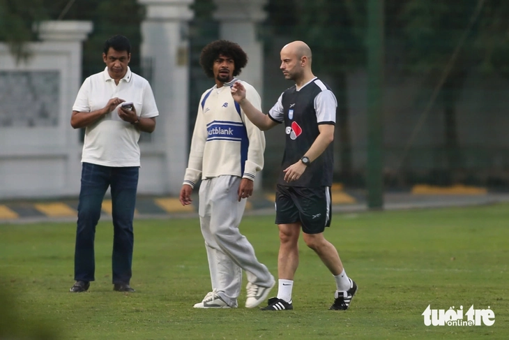 Tuyển thủ Bangladesh từng đá Ngoại hạng Anh đã đến Việt Nam - Ảnh 2.