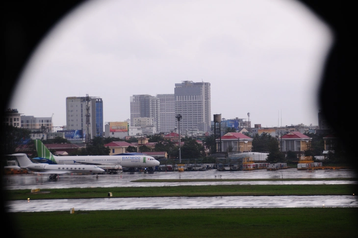 Khách ùn ứ ở sân bay giờ cao điểm, Đà Nẵng đề nghị các bộ ngành hỗ trợ tháo gỡ - Ảnh 2.