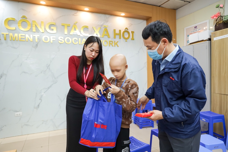 Đồng hành cùng người bệnh bằng những ‘liều thuốc’ không kê đơn - Ảnh 1.