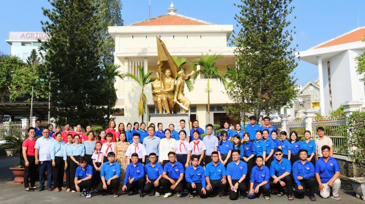 Xã Hóc Môn công bố mã QR giới thiệu di tích Dinh Quận Hóc Môn và tri ân Mẹ Việt Nam anh hùng - Ảnh 2.