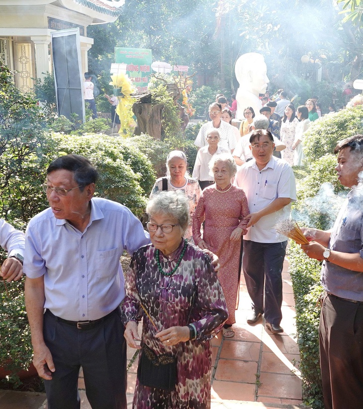 Lễ tưởng niệm 100 năm ngày mất nhà chí sĩ yêu nước Phan Châu Trinh - Ảnh 4.