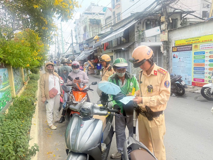 Cảnh sát giao thông Hàng Xanh 'phạt nguội' nhiều trường hợp cố vượt qua đường sắt khi rào chắn đã hạ - Ảnh 1.