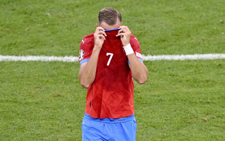 Neymar gây tranh cãi khi chơi đánh bài suốt 2 ngày - Ảnh 2.