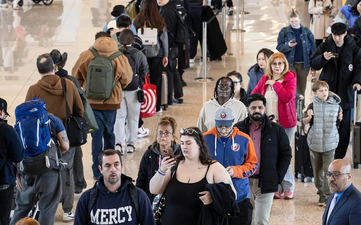 Tổng thống Mỹ Donald Trump ra lệnh chi trả lương cho nhân viên an ninh sân bay ngay lập tức - Ảnh 3.