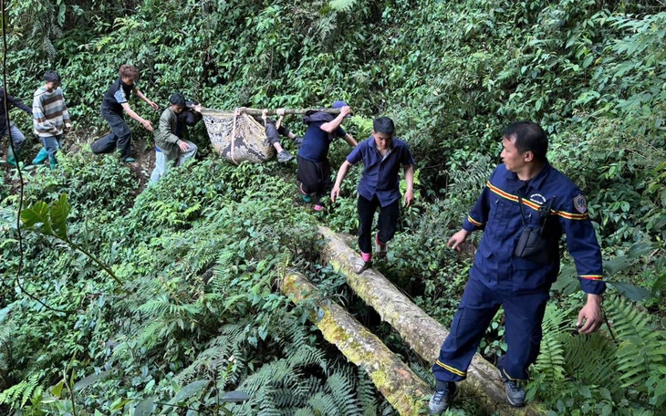 Bé trai 5 tuổi bị lạc trên ngọn đồi, hàng chục người xuyên đêm tìm kiếm - Ảnh 2.