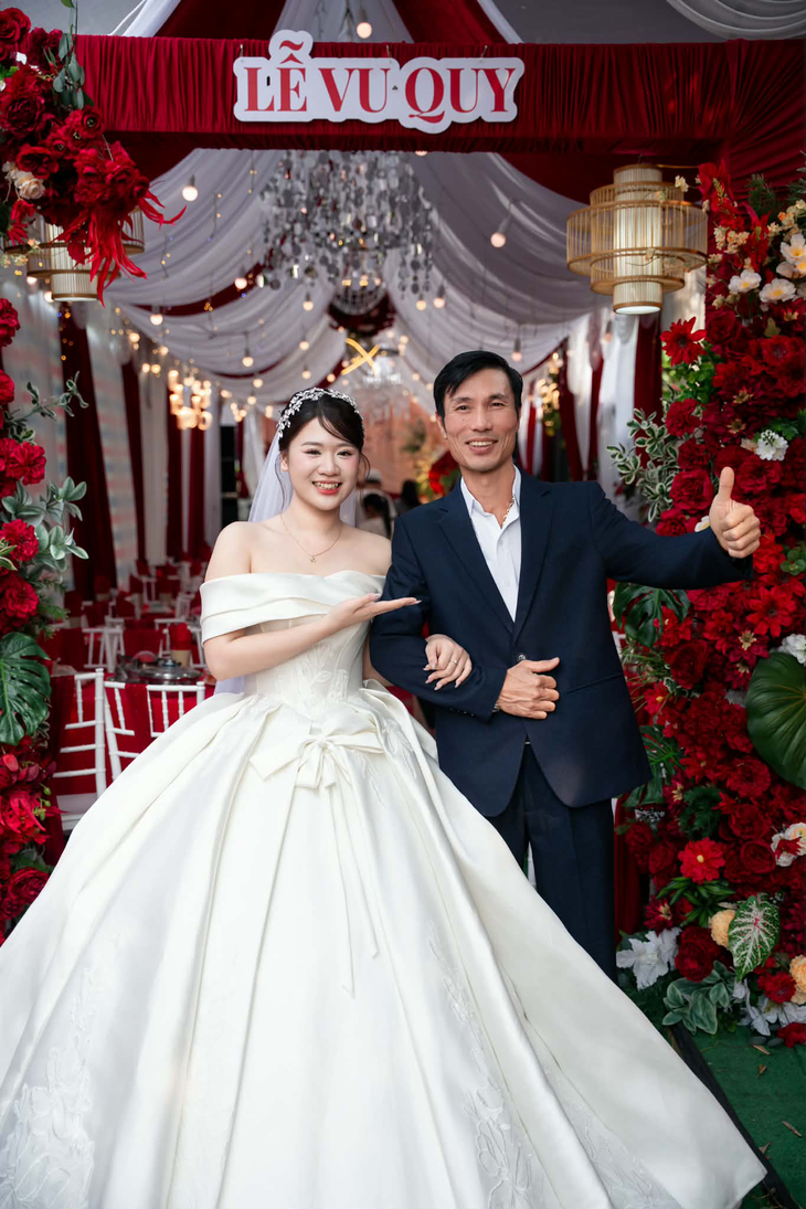 Khoảnh khắc cô dâu khóc nức nở và mẹ đẻ cười rạng rỡ 'gây bão' - Ảnh 3.