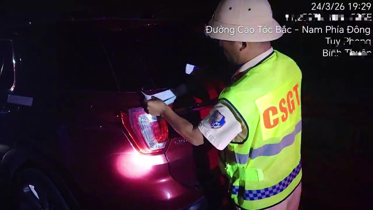 Kiểm tra tài xế dừng xe sai quy định trên cao tốc phát hiện thêm nhiều lỗi, phạt 77 triệu đồng - Ảnh 2.