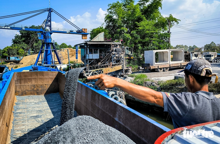 Ngày đêm trên sông, theo sà lan chở đá về vành đai 3 TP.HCM trong 'cơn sốt' - Ảnh 4.