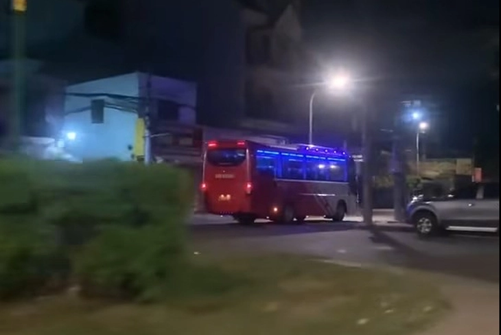 Tài xế xe khách chạy ngược chiều trên đường Tân Sơn bị phạt 19 triệu đồng - Ảnh 2.