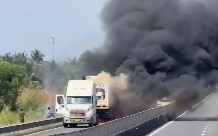 Ô tô bốc cháy dữ dội trên cao tốc TP.HCM - Trung Lương - Ảnh 5.