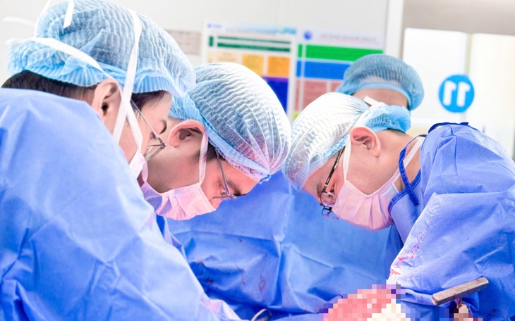 Thai phụ mang u xơ tử cung 1,1kg, bác sĩ mổ cứu mẹ con an toàn - Ảnh 2.