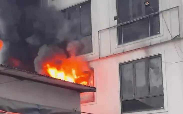 Trao huy hiệu 'Tuổi trẻ dũng cảm' cho thanh niên phá mái tôn cứu người trong vụ cháy nhà ở Hà Nội - Ảnh 5.