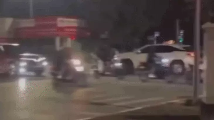 Ô tô Lexus lật ngửa sau khi tông liên hoàn 5 xe lúc nửa đêm, 2 người nhập viện - Ảnh 2.