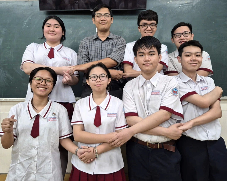 Nam sinh đạt giải nhất học sinh giỏi tiếng Anh ở TP.HCM và bí quyết tự học để đạt IELTS 8.0 - Ảnh 2.