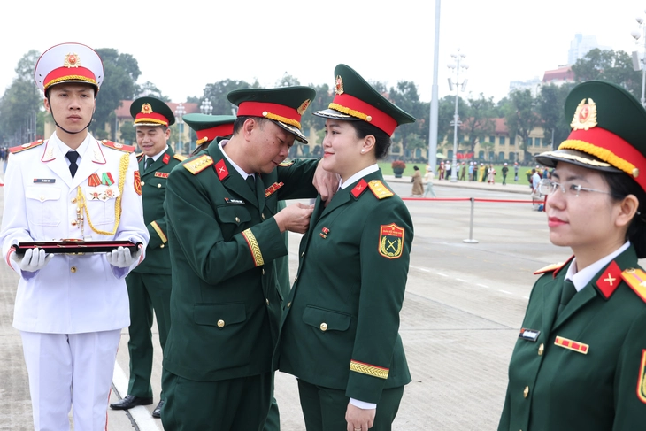 Tuổi trẻ Trung tâm Phát thanh - Truyền hình quân đội báo công dâng Bác - Ảnh 2.