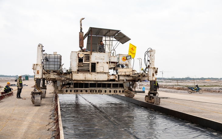 Bụi trắng nhà dân quanh sân bay Quảng Trị, bà bầu phải đi lánh nạn, áo quần giặt không có chỗ phơi - Ảnh 2.