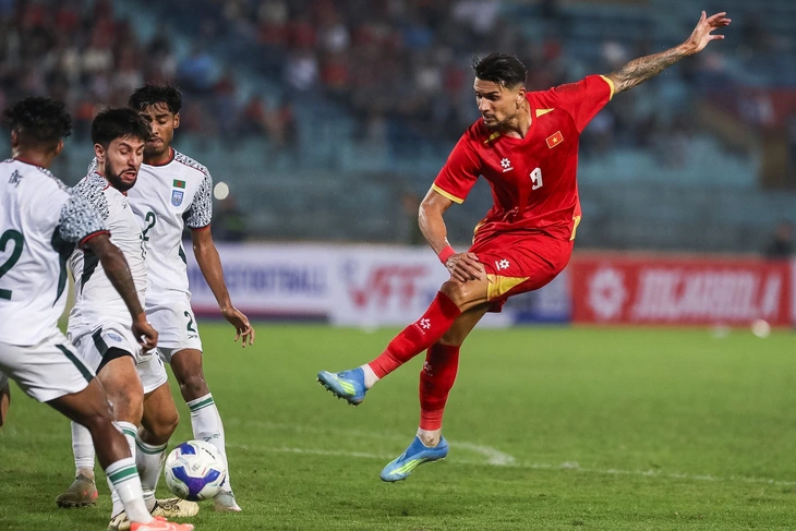 Việt Nam thắng dễ Bangladesh dù Hoàng Hên, Xuân Son chưa ghi bàn - Ảnh 2.
