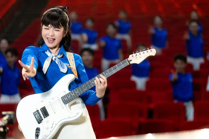 Nhạc sĩ Nguyễn Văn Chung và ca sĩ Nguyễn Duyên Quỳnh hát mừng ngày 26-3 - Ảnh 3.