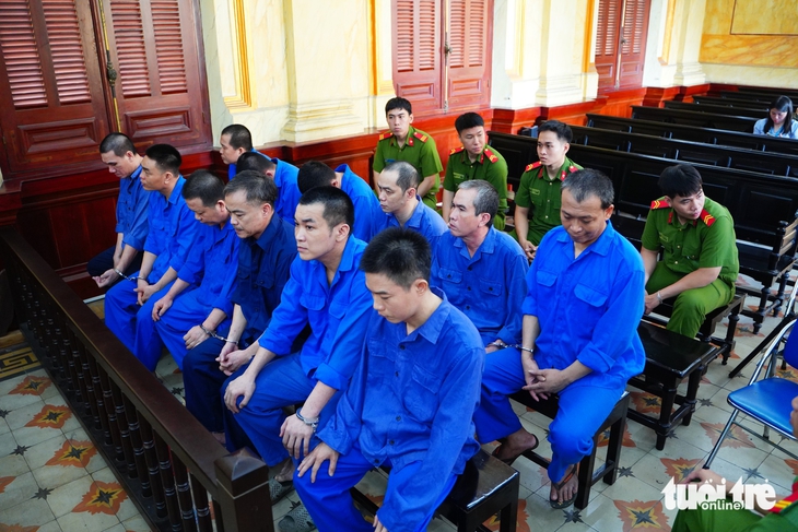 12 bảo vệ 'bán đường' cho xe tải chạy vào khu công nghệ cao giờ cấm bị lãnh án - Ảnh 3.