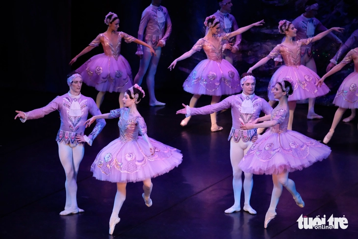 Hơn 10 phút vỗ tay dành cho những nghệ sĩ ballet xuất sắc của Nga và Kẹp hạt dẻ ở Nhà hát Hồ Gươm - Ảnh 4.