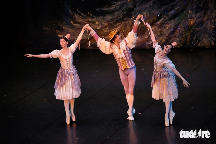 Hơn 10 phút vỗ tay dành cho những nghệ sĩ ballet xuất sắc của Nga và Kẹp hạt dẻ ở Nhà hát Hồ Gươm - Ảnh 8.