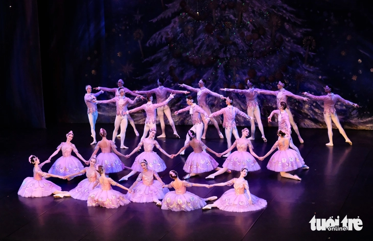 Hơn 10 phút vỗ tay dành cho những nghệ sĩ ballet xuất sắc của Nga và Kẹp hạt dẻ ở Nhà hát Hồ Gươm - Ảnh 11.