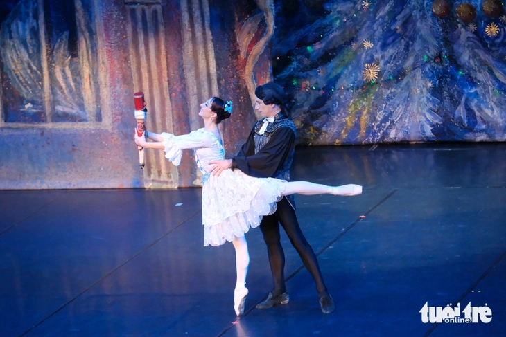 Hơn 10 phút vỗ tay dành cho những nghệ sĩ ballet xuất sắc của Nga và Kẹp hạt dẻ ở Nhà hát Hồ Gươm - Ảnh 12.