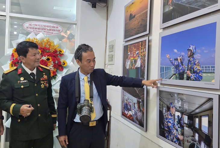 Nhiếp ảnh gia kể chuyện sức trẻ nơi đầu sóng qua 114 bức ảnh - Ảnh 1. biển đảo - Ảnh 1.