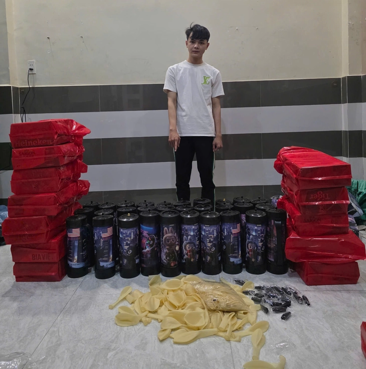 Công an TP.HCM triệt phá đường dây mua bán, giao 'khí cười' tận nhà, tiền giao dịch hơn 10 tỉ đồng - Ảnh 3.