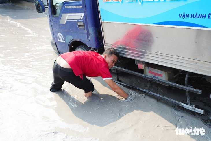 Đường Bến Nghé xuất hiện nhiều 'ổ voi', hàng trăm xe container chật vật vào cảng Tân Thuận - Ảnh 2.