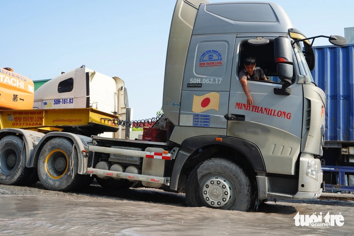 Đường Bến Nghé xuất hiện nhiều 'ổ voi', hàng trăm xe container chật vật vào cảng Tân Thuận - Ảnh 6.