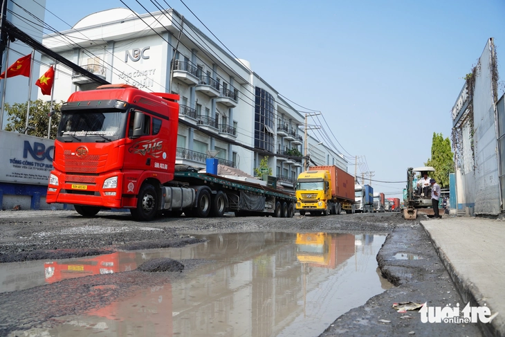 Đường Bến Nghé xuất hiện nhiều 'ổ voi', hàng trăm xe container chật vật vào cảng Tân Thuận - Ảnh 11.