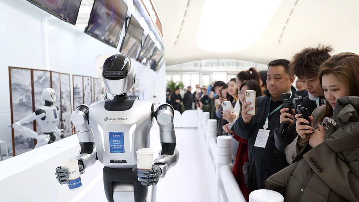 Robot hình người - Ảnh 1.