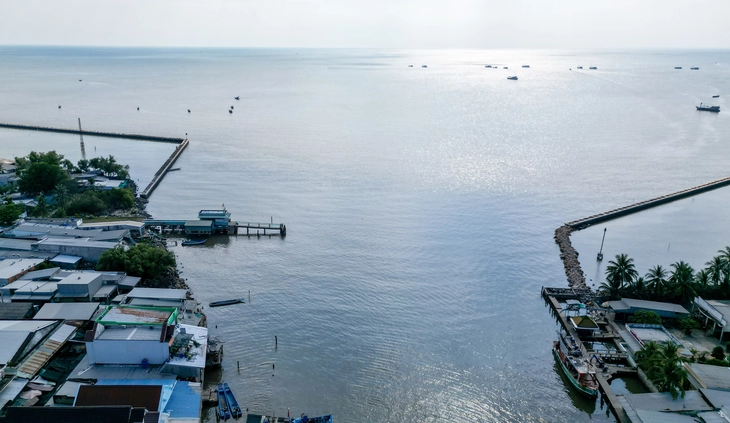 Ghe tàu lớn ở Cà Mau muốn ra biển phải tốn 1 đến 2 triệu đồng do cửa biển bị cạn - Ảnh 2.