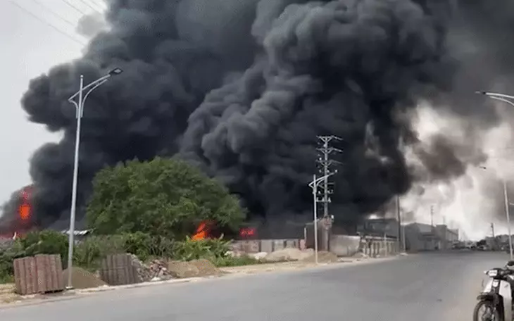 Kho xưởng tại Hà Nội bốc cháy ngùn ngụt từ nửa đêm đến sáng - Ảnh 3.