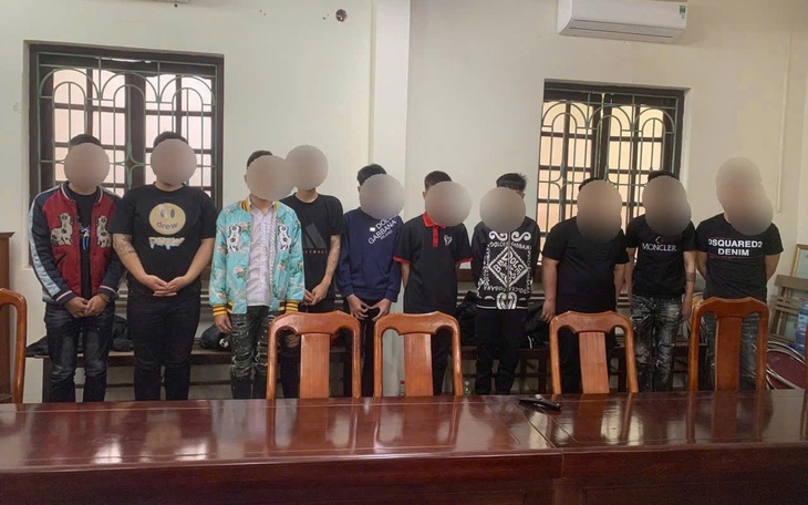 Nhóm người mua sầu riêng mâu thuẫn, chạy xe bán tải rượt đuổi, đánh nhau: khởi tố 8 bị can - Ảnh 2.