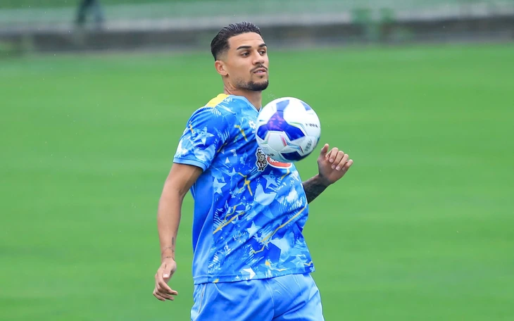 HLV Kim Sang Sik: Tôi phải xem lại cân nặng của Xuân Son - Ảnh 2.